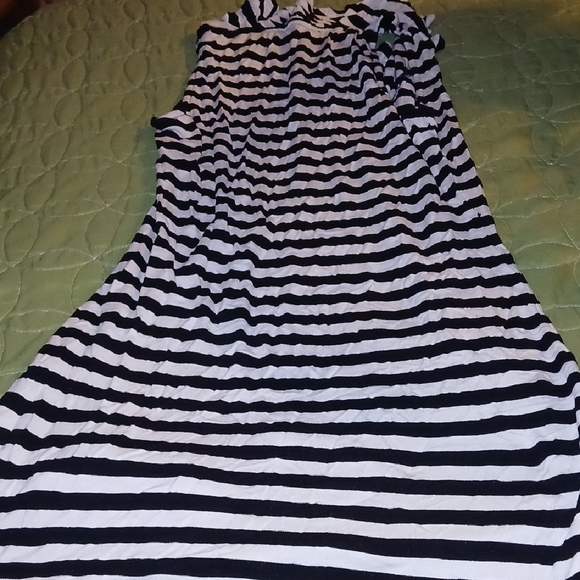 Black and White Striped Sleeveless Top - Picture 4 of 4